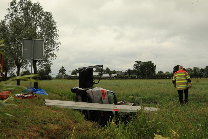 Auto vliegt uit de bocht en belandt in sloot