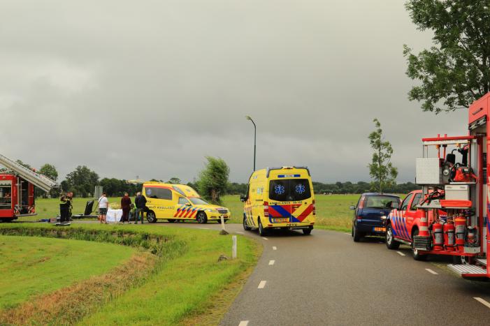 Auto vliegt uit de bocht en belandt in sloot