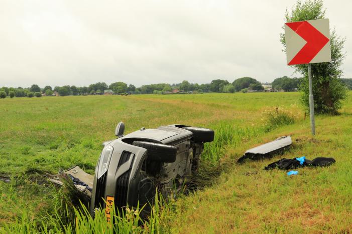 Auto vliegt uit de bocht en belandt in sloot