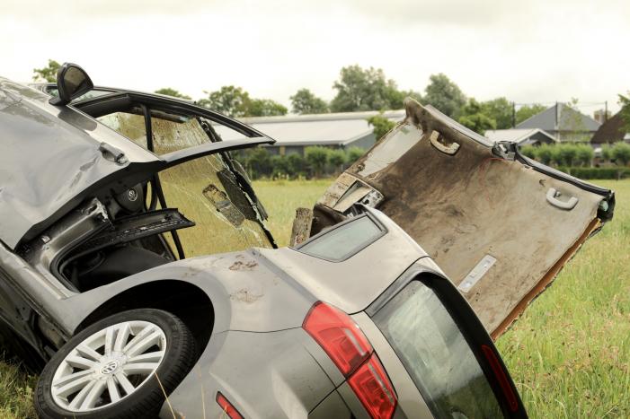 Auto vliegt uit de bocht en belandt in sloot