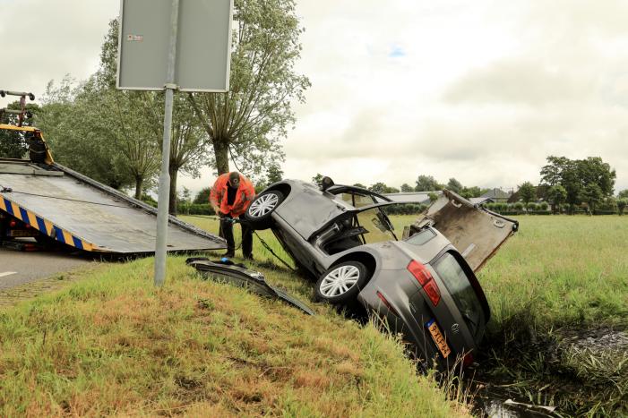Auto vliegt uit de bocht en belandt in sloot