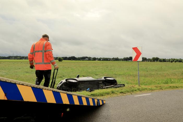 Auto vliegt uit de bocht en belandt in sloot