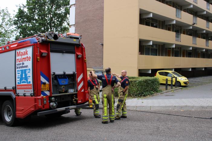 Deur kelderbox vliegt in brand