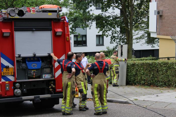 Deur kelderbox vliegt in brand