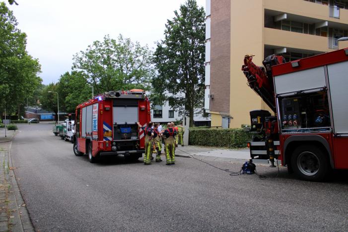 Deur kelderbox vliegt in brand
