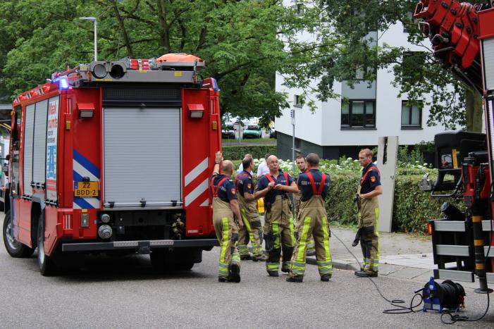 Deur kelderbox vliegt in brand