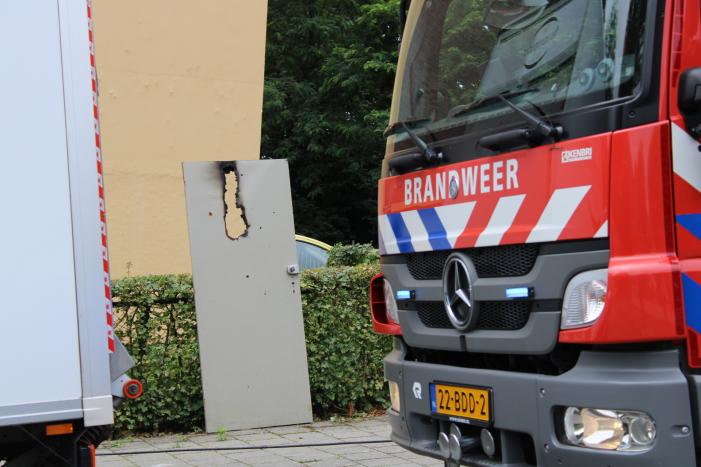 Deur kelderbox vliegt in brand
