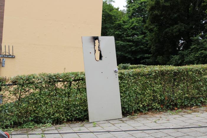 Deur kelderbox vliegt in brand