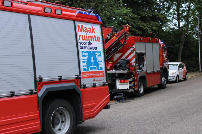 Deur kelderbox vliegt in brand