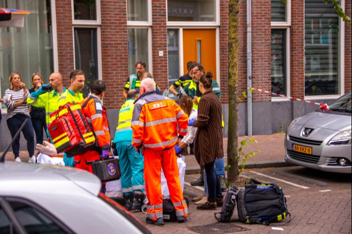 Traumahelikopter landt voor gewonde op straat