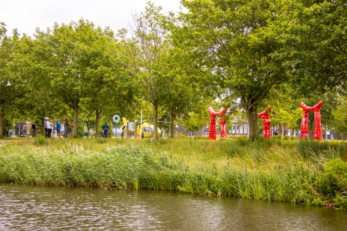 Traumahelikopter landt voor gewonde op straat