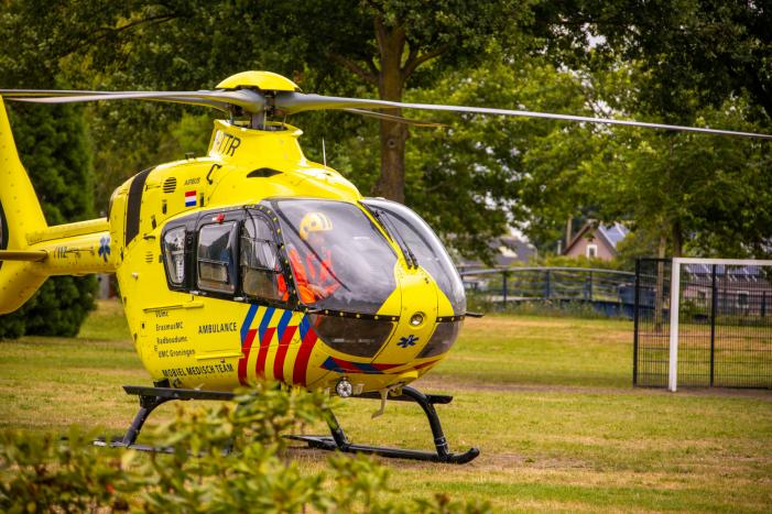 Traumahelikopter landt voor gewonde op straat