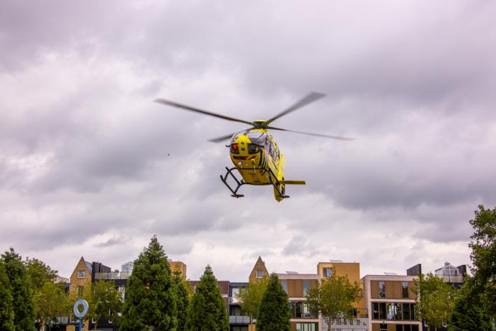 Traumahelikopter landt voor gewonde op straat