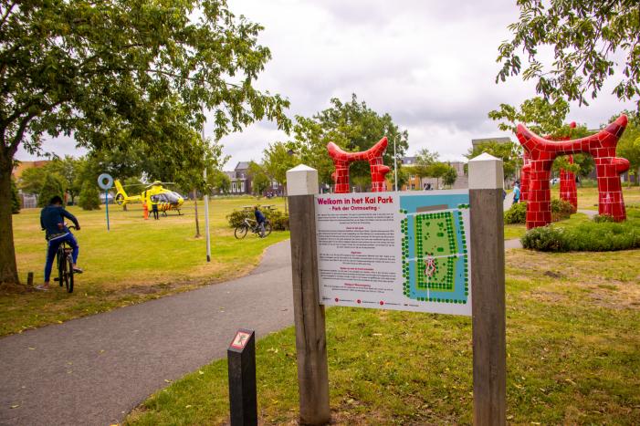 Traumahelikopter landt voor gewonde op straat