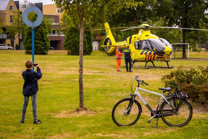 Traumahelikopter landt voor gewonde op straat