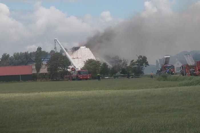 Dak van woonboerderij vliegt in brand