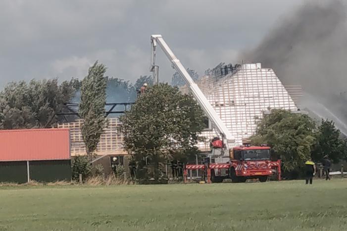 Dak van woonboerderij vliegt in brand