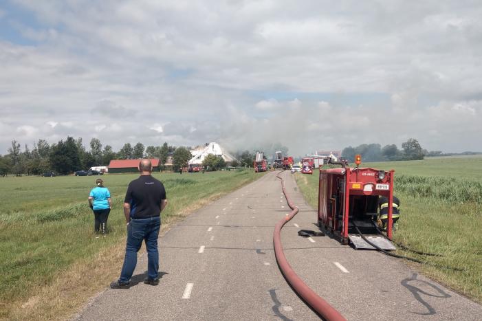 Dak van woonboerderij vliegt in brand