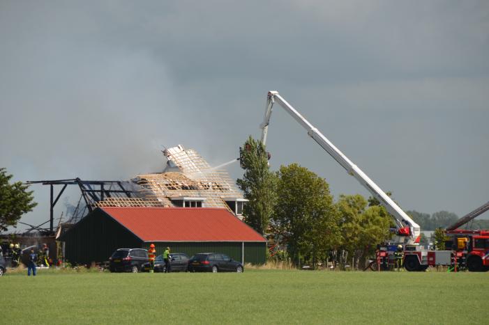 Dak van woonboerderij vliegt in brand