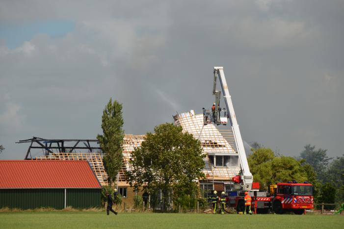 Dak van woonboerderij vliegt in brand