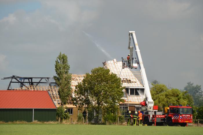 Dak van woonboerderij vliegt in brand