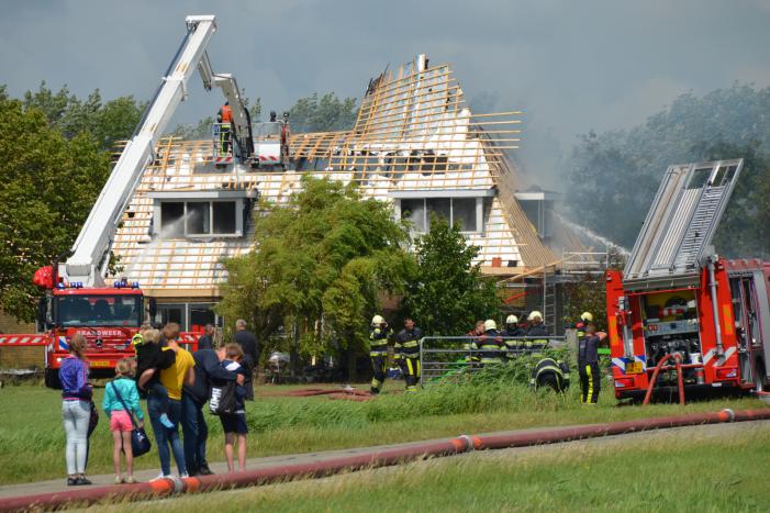 Dak van woonboerderij vliegt in brand
