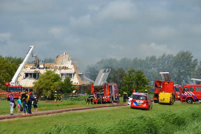 Dak van woonboerderij vliegt in brand