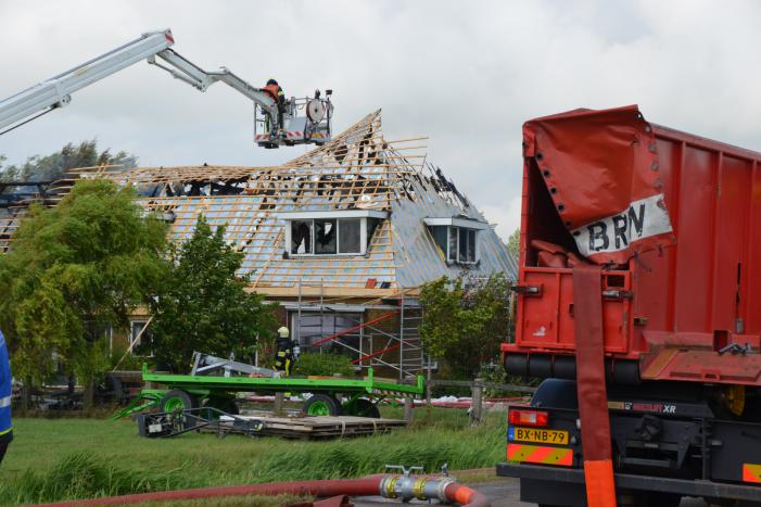 Dak van woonboerderij vliegt in brand
