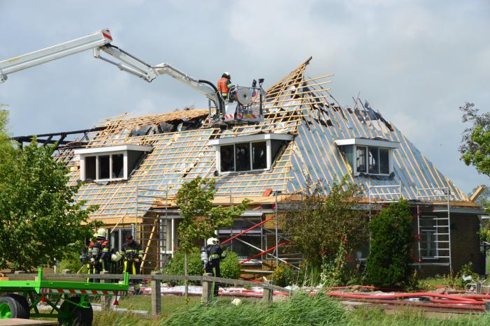 Dak van woonboerderij vliegt in brand