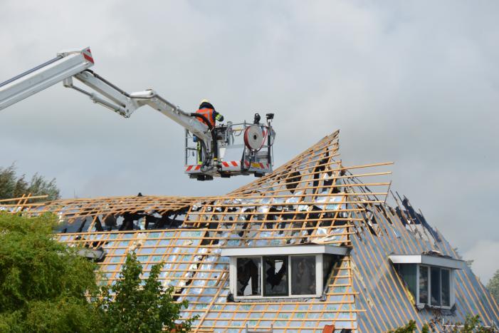 Dak van woonboerderij vliegt in brand