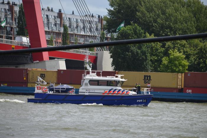 Containerschip vaart tegen Willemsbrug