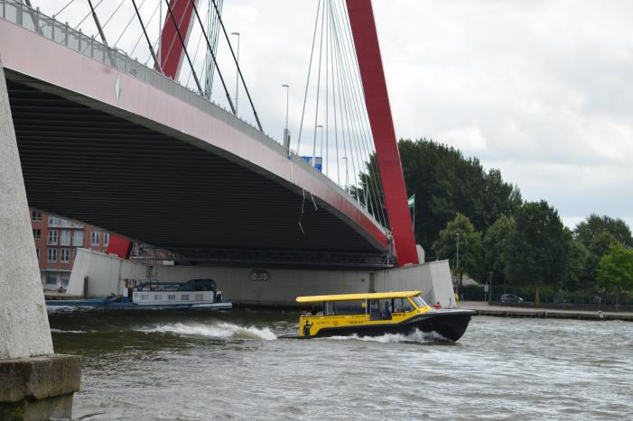 Containerschip vaart tegen Willemsbrug