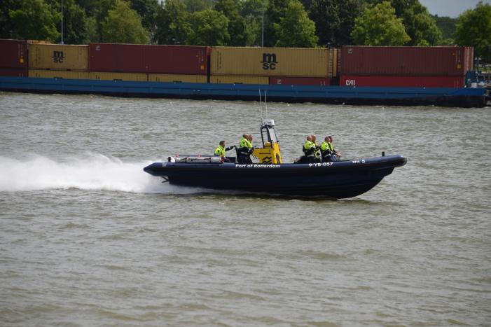 Containerschip vaart tegen Willemsbrug