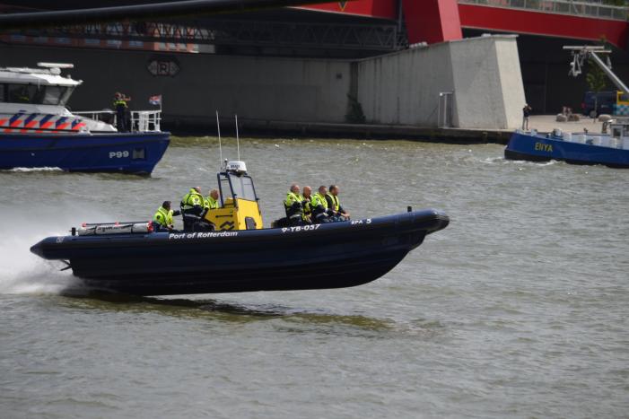 Containerschip vaart tegen Willemsbrug