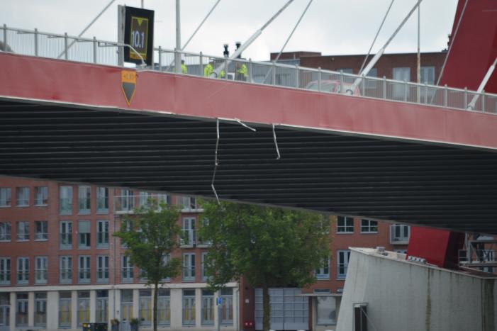 Containerschip vaart tegen Willemsbrug