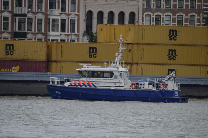 Containerschip vaart tegen Willemsbrug