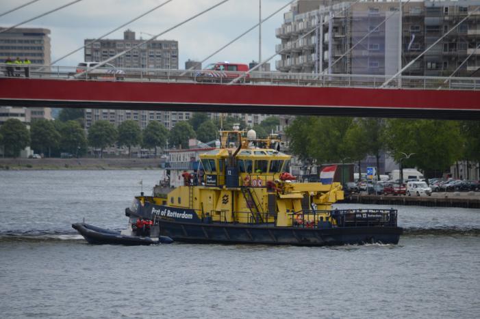 Containerschip vaart tegen Willemsbrug
