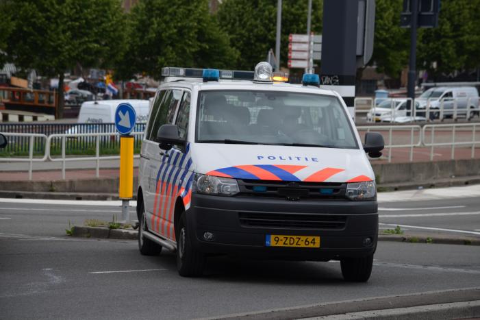 Containerschip vaart tegen Willemsbrug