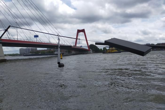 Containerschip vaart tegen Willemsbrug