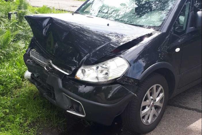 Auto belandt op zijn kant na botsing