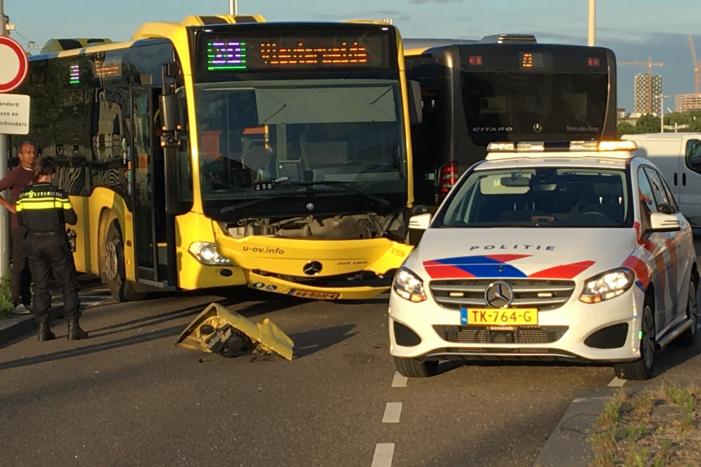 Lijnbus flink beschadigd na aanrijding met auto