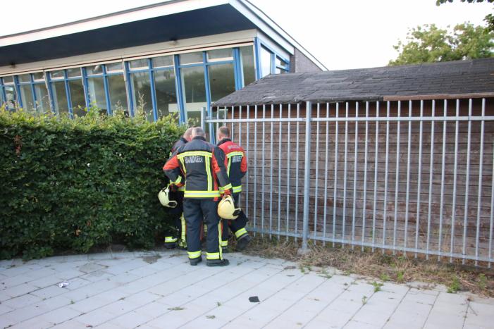 Brandweer bevrijdt jongedame uit benarde positie