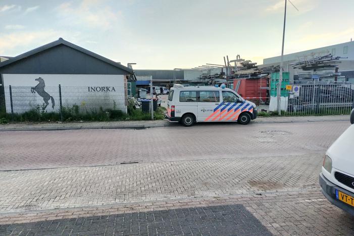 Arrestatieteam doet inval in pand op industrieterrein