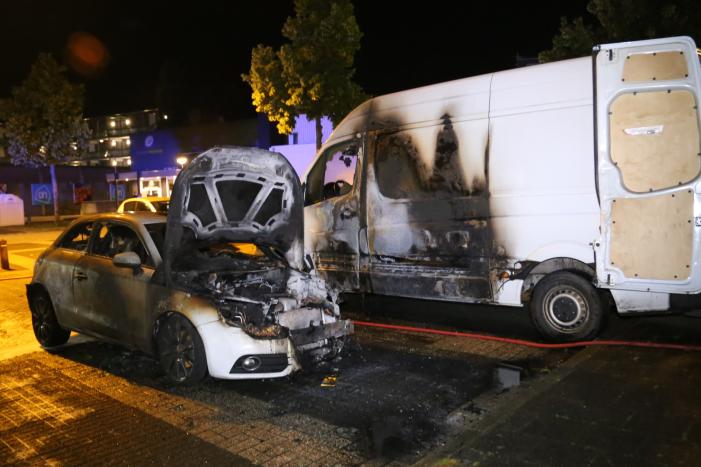 Auto verwoest door brand, bestelbus flink beschadigd