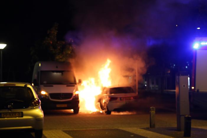 Auto verwoest door brand, bestelbus flink beschadigd