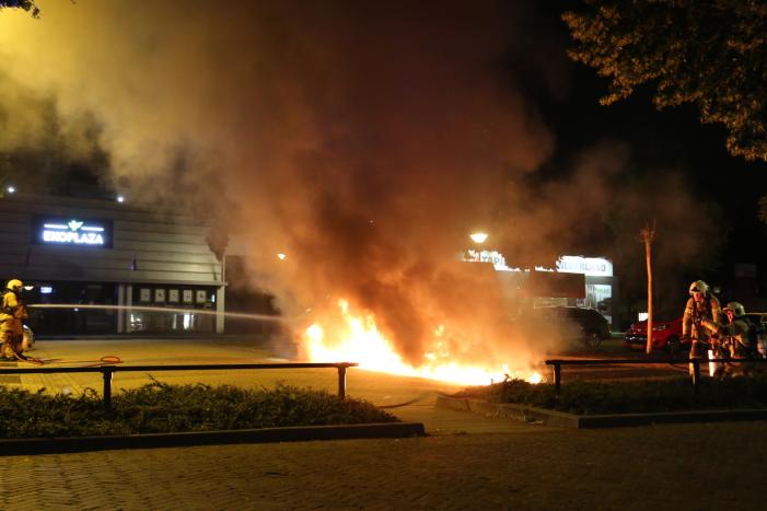 Auto verwoest door brand, bestelbus flink beschadigd