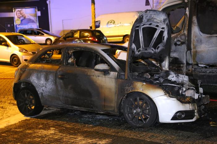 Auto verwoest door brand, bestelbus flink beschadigd