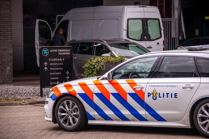 Arrestatieteam valt met zwaar geschut pand Bedrijventerrein De Wieken binnen