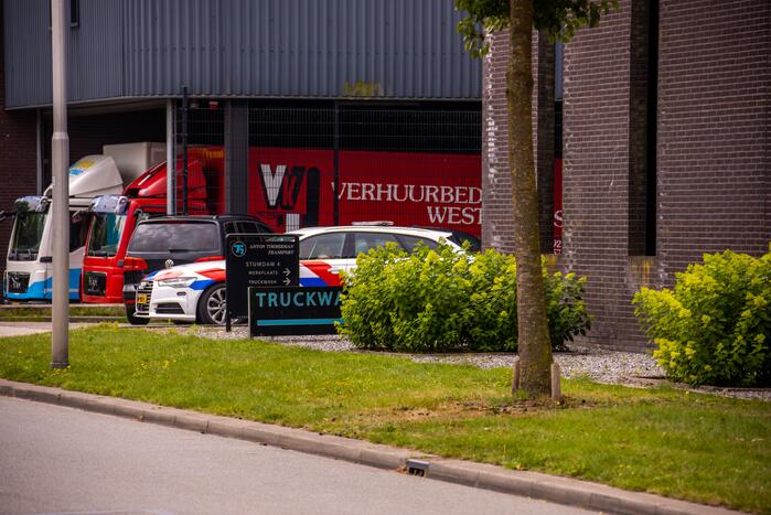 Arrestatieteam valt met zwaar geschut pand Bedrijventerrein De Wieken binnen