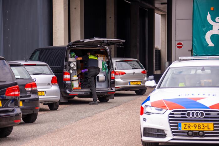 Arrestatieteam valt met zwaar geschut pand Bedrijventerrein De Wieken binnen